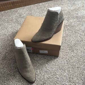 Lucky Brand Women’s Tan Ankle Boots